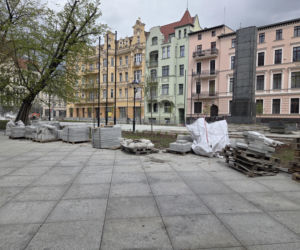 Nowe oblicze placu Wolności. Kwiaciarnie już zamontowane, koniec prac coraz bliżej
