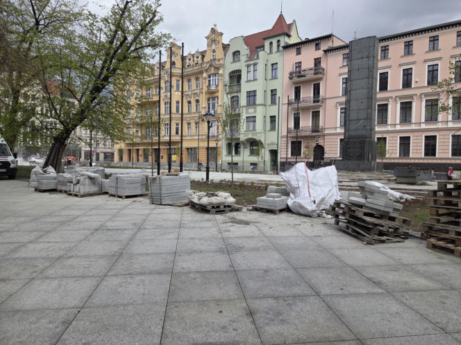 Nowe oblicze placu Wolności. Kwiaciarnie już zamontowane, koniec prac coraz bliżej