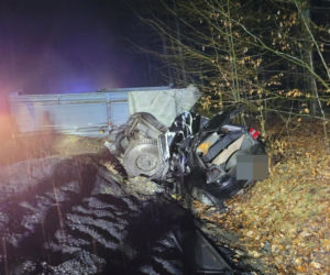 Urwała mu się naczepa i zmiażdżyła osobówkę. Kierowca powędruje do więzienia