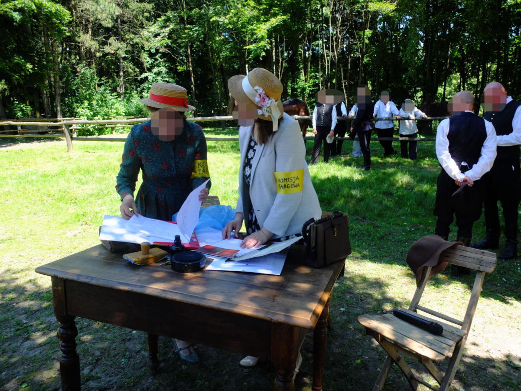 Jarmark Koński w Muzeum Wsi Lubelskiej. Ostre targowanie, próba uciągu i lit-kup na dyszlu [ZDJĘCIA, WIDEO]