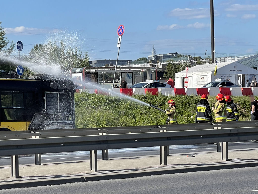 Gigantyczny pożar na Dworcu Zachodnim. Płonął autobus miejski