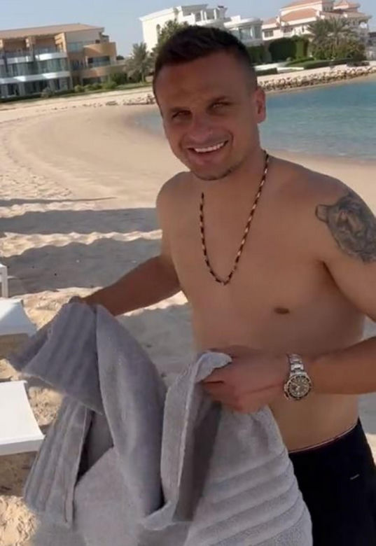 Sławomir Peszko prezentuje muskulaturę na katarskiej plaży