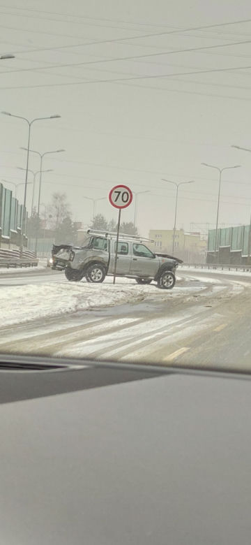 Trudne warunki na drogach w Podlaskiem. Kolizje, wypadki, sporo tras nieprzejezdnych (21.01.2022)