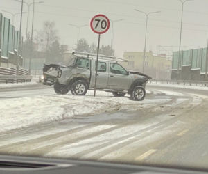 Trudne warunki na drogach w Podlaskiem. Kolizje, wypadki, sporo tras nieprzejezdnych (21.01.2022)