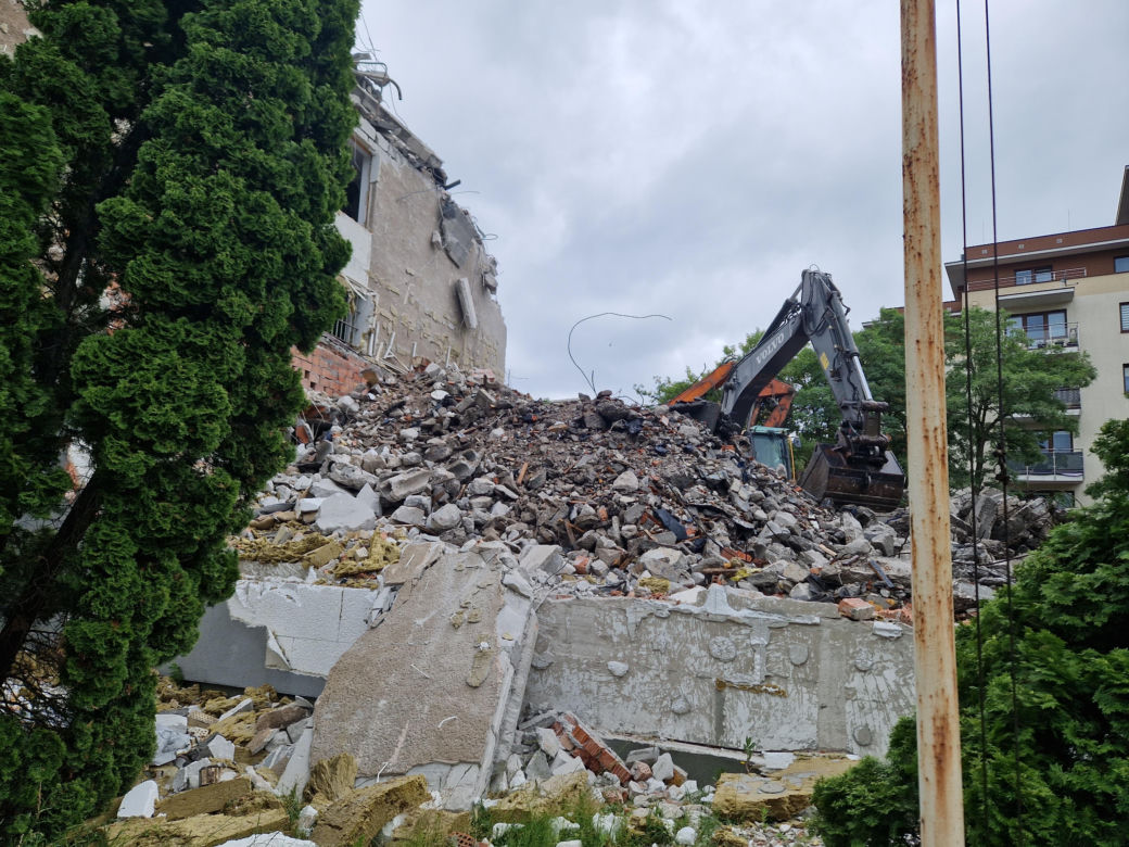 Tak znikał popularny biurowiec. Teraz powstaną tu apartamenty i mieszkania