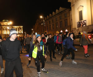 Nightskating. Warszawiacy przejechali stolicę na rolkach [Zdjęcia]