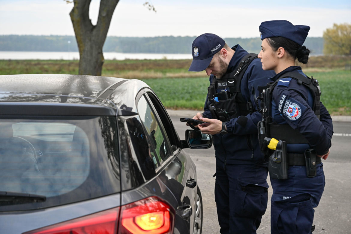Służby przeszukują teren w okolicy Zalewu Zemborzyckiego