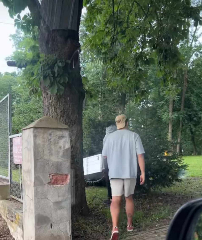  Budda przyznał, że zostawił skrzynię pod domem dziecka.