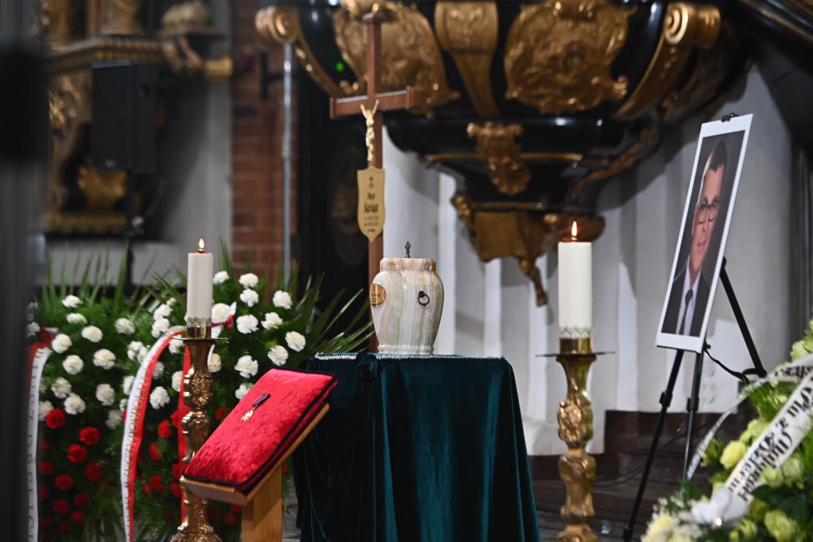 GDAŃSK: Pogrzeb Piotra Świąca. Dziennikarza żegnają tłumy