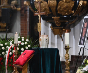GDAŃSK: Pogrzeb Piotra Świąca. Dziennikarza żegnają tłumy