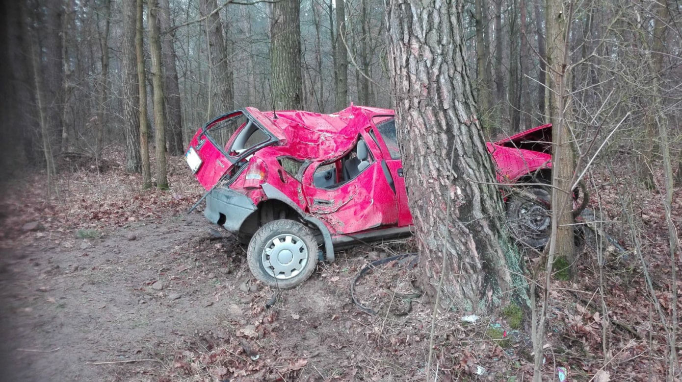 Tragiczny wypadek w Podlaskiem. Opel uderzył w drzewo. Nie żyje 22-latek
