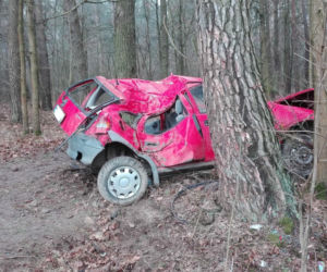 Tragiczny wypadek w Podlaskiem. Opel uderzył w drzewo. Nie żyje 22-latek