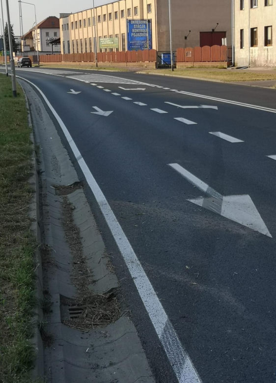Groźny wypadek w Szczecinku. Peugeot roztrzaskał się na latarni