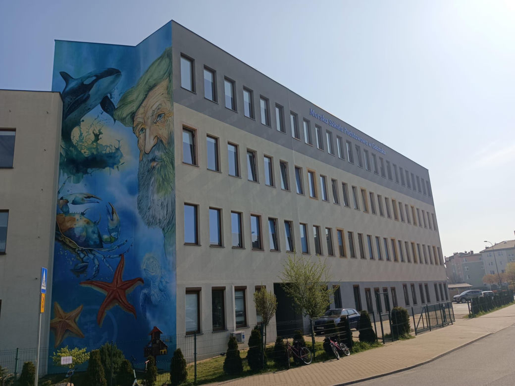 Mural z Aleksandrem Dobą na ścianie Morskiej Szkoły Podstawowej na gdańskim Ujeścisku