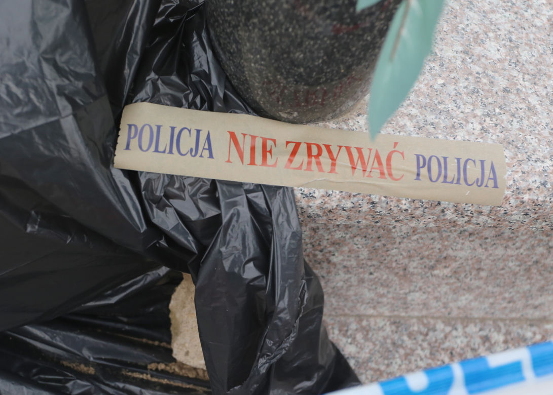 Płyta z nagrobka zabiła Milanka. Tragedia na cmentarzu. Pomnik zawalił się na 1,5 rocznego chłopca