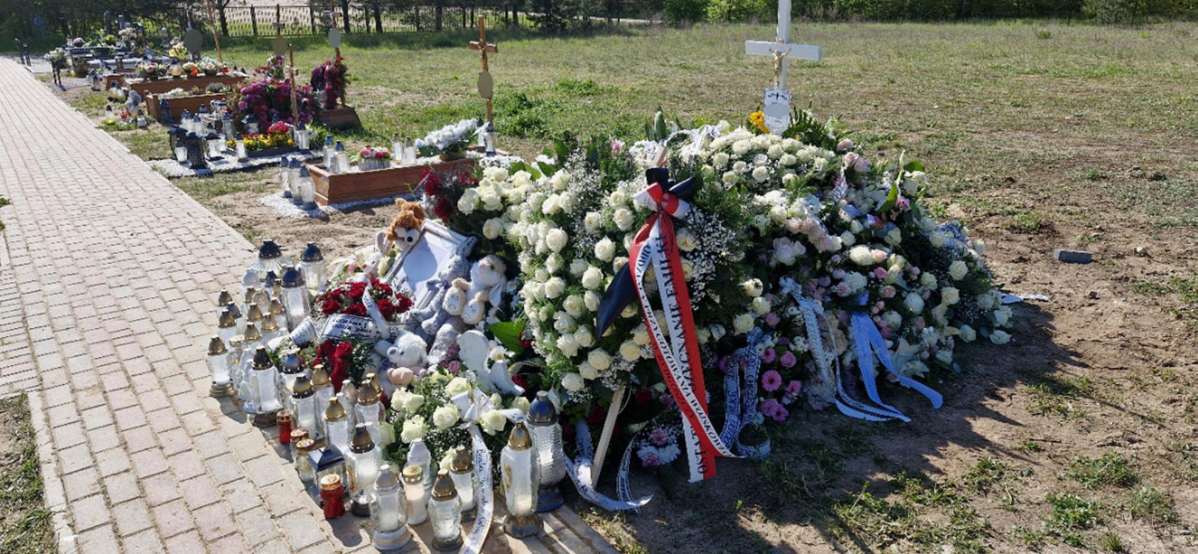 Kwiaty, znicze, pluszaki, łzy. Tak rodzina i znajomi żegnali zmarłą tragicznie Emilię z Bydgoszczy. 