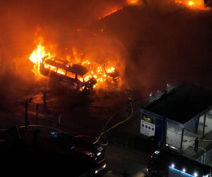 Potężny pożar zakładu pod Krakowem. Spłonęły autobusy i ciągnik rolniczy