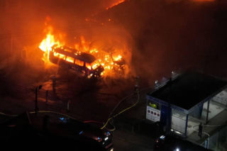 Potężny pożar zakładu pod Krakowem. Spłonęły autobusy i ciągnik rolniczy