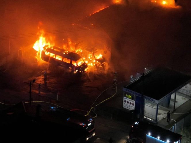 Potężny pożar zakładu pod Krakowem. Spłonęły autobusy i ciągnik rolniczy