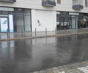 Na poznańskiej Wildzie na miejscach postojowych stoją słupki! Mieszkańcy są oburzeni, bo nie mają gdzie parkować!