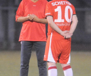 Donald Tusk gra w piłkę