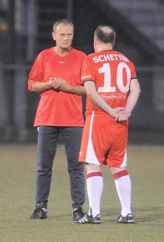 Donald Tusk gra w piłkę