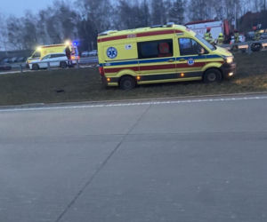 Bmw wbiło się w volvo. Zmiażdżone wraki blokują drogę