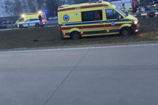 Bmw wbiło się w volvo. Zmiażdżone wraki blokują drogę