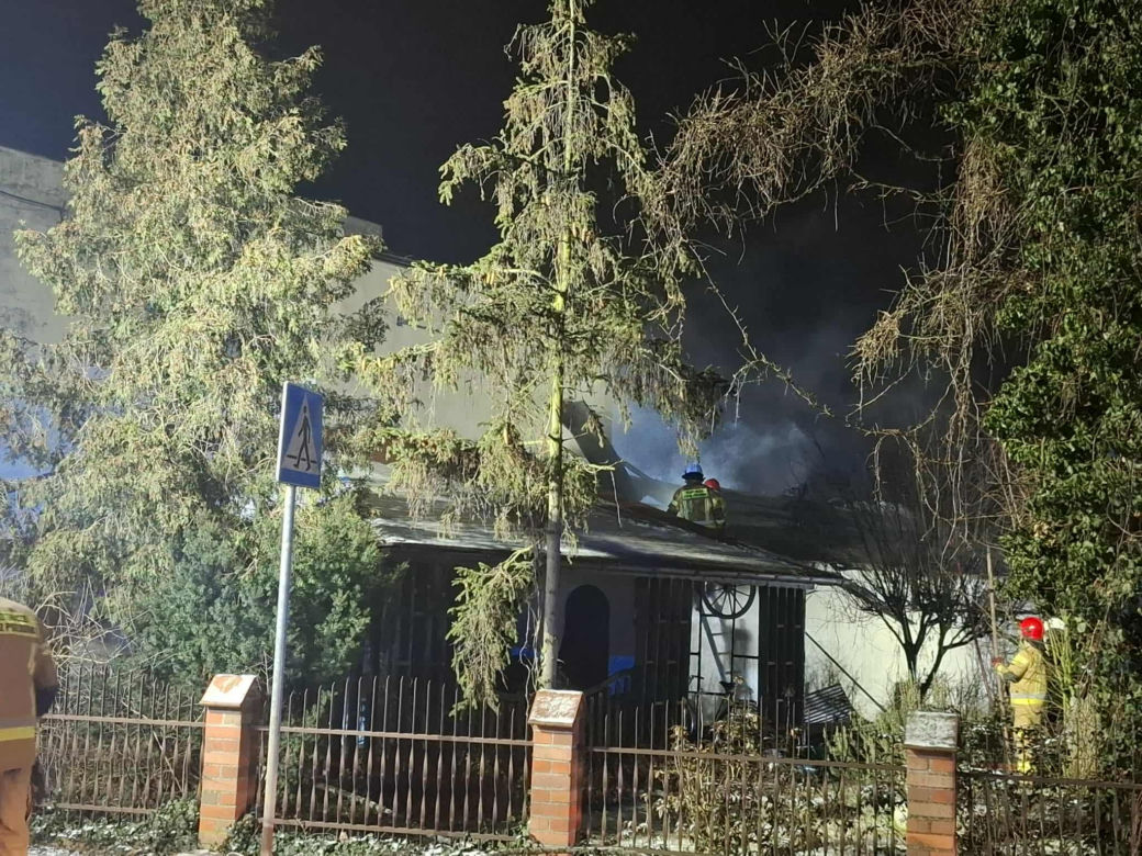 Duże straty po pożarze w Brennie niedaleko Leszna. Spłonął magazyn z częściami