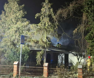 Duże straty po pożarze w Brennie niedaleko Leszna. Spłonął magazyn z częściami