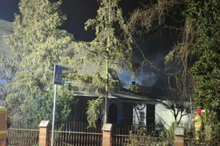 Duże straty po pożarze w Brennie niedaleko Leszna. Spłonął magazyn z częściami