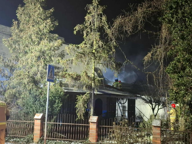 Duże straty po pożarze w Brennie niedaleko Leszna. Spłonął magazyn z częściami