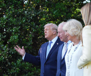 Król Karol i królowa Kamila u Trumpów. Melania dała im herbatę, a potem pokazała pasiekę w kształcie Białego Domu