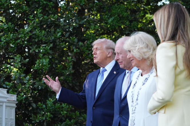 Król Karol i królowa Kamila u Trumpów. Melania dała im herbatę, a potem pokazała pasiekę w kształcie Białego Domu