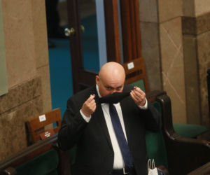 Posłowie mają problemy z maseczkami