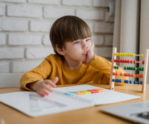 Uczeń podstawówki obliczy w mig, a ty? Wiesz, ile to jest 90+10×5−10×4=?