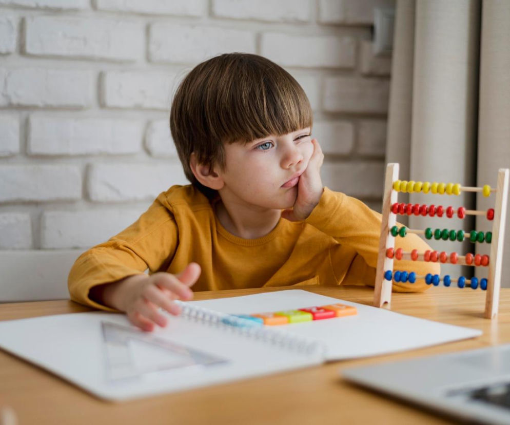 Uczeń podstawówki obliczy w mig, a ty? Wiesz, ile to jest 90+10×5−10×4=?