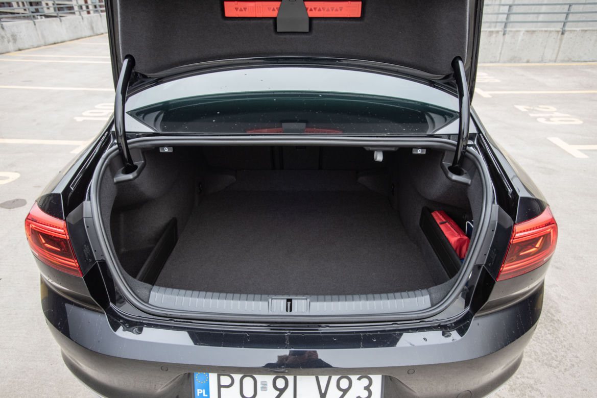 Volkswagen Passat Elegance vs Skoda Superb Sportline