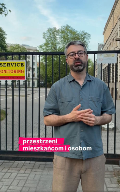 Radny chce oddać mieszkańcom parking przed urzędem dzielnicy. „Więcej szkody niż pożytku”