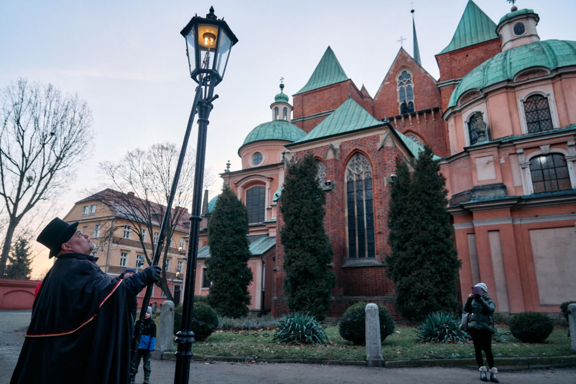 Wrocławski latarnik zapala 99 lamp gazowych