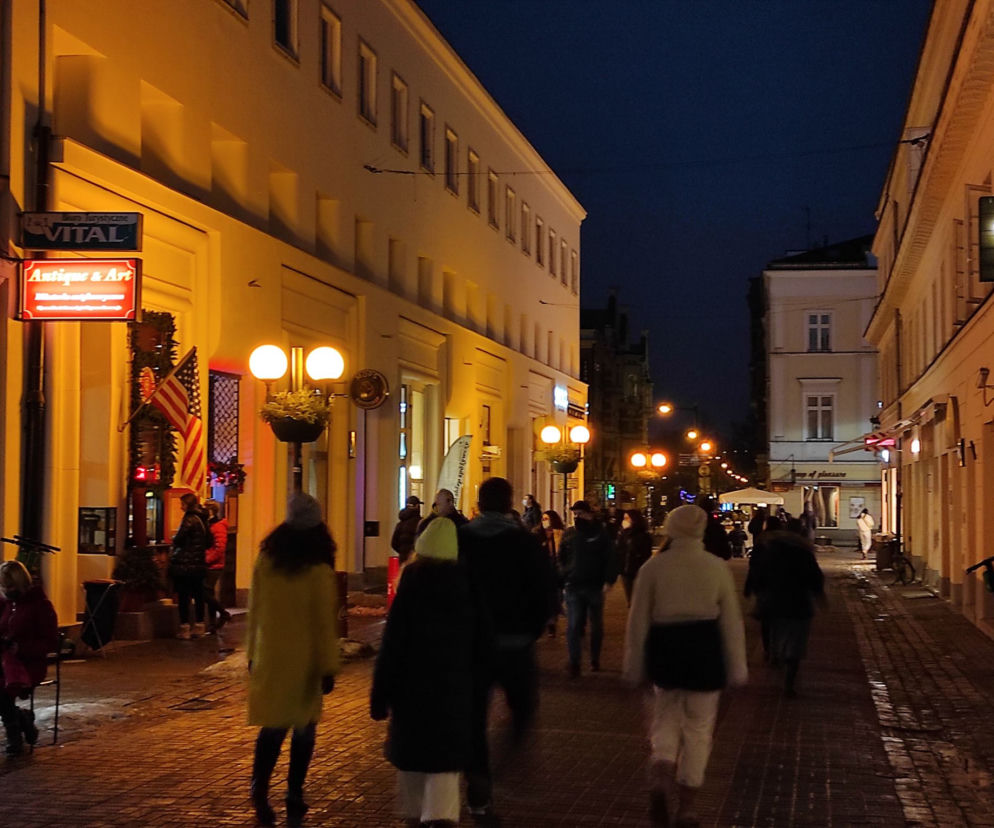 Tłumy na ulicach Warszawy
