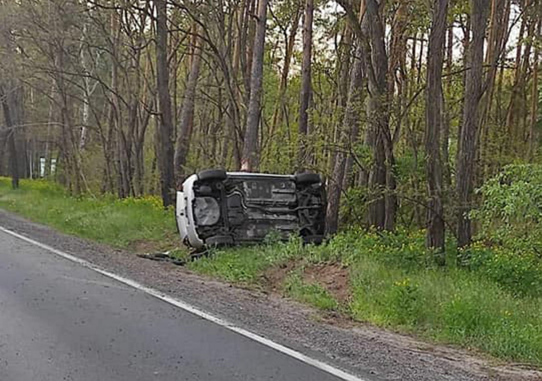 Toyota roztrzaskała się o drzewo pod Płockiem! W środku ciężko ranna 22-latka [ZDJĘCIA]. 