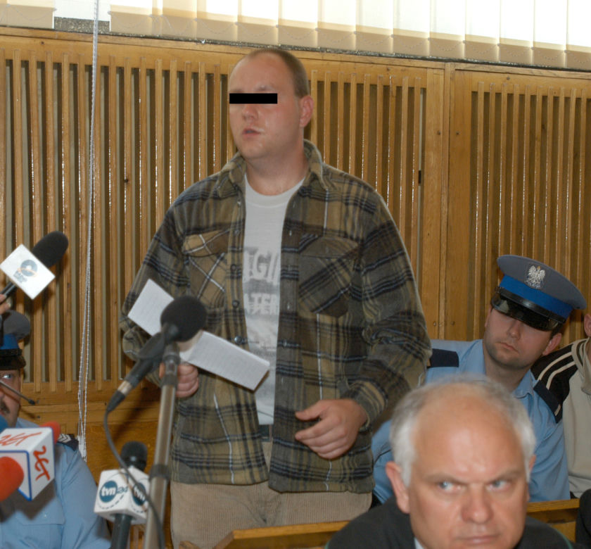 Bili i torturowali przez kilka godzin. Półprzytomną dziewczynę wyrzucili z pędzącego pociągu