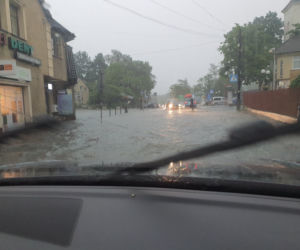 Potężne burze przeszły nad województwem śląskim. Zalane ulice, połamane drzewa i opóźnione pociągi [ZDJĘCIA]