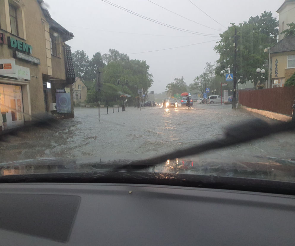 Potężne burze przeszły nad województwem śląskim. Zalane ulice, połamane drzewa i opóźnione pociągi [ZDJĘCIA]