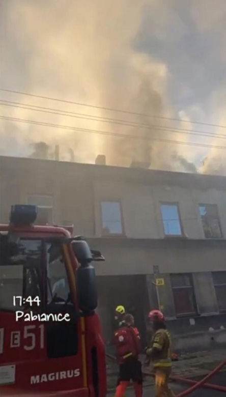 Chciał spalić lokatorów, bo pokłócił się z partnerką. Ogień odciął im drogę ucieczki