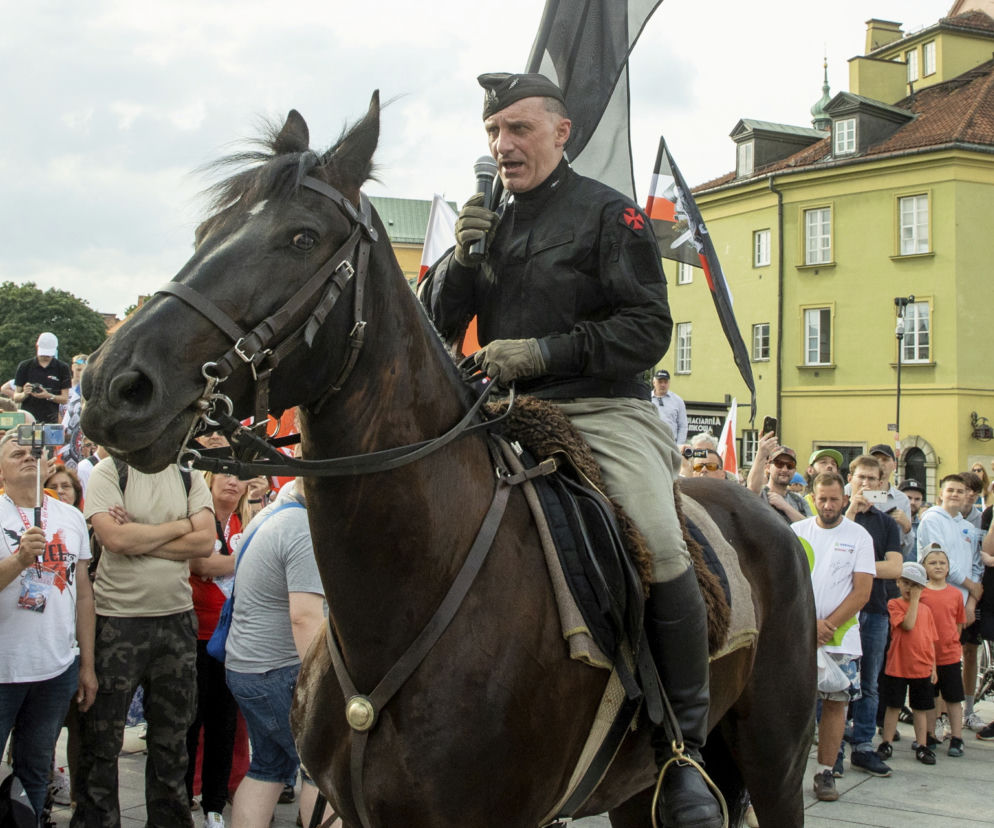 Wojciech Olszański na koniu przemawia do tłumu. O kontrowersjach wokół lidera Kamratów przeczytasz na SE Polityka.