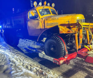 Wyciągnęli 63-letnią maszynę do odśnieżania