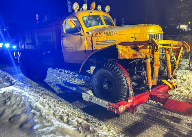 Wyciągnęli 63-letnią maszynę do odśnieżania