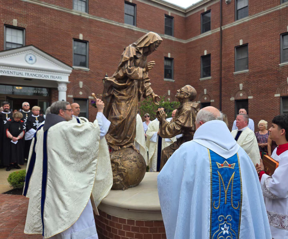Duchowny święci pomnik św. Maksymiliana Kolbe i Matki Bożej. O nowej statui w Illinois przeczytasz na SE USA.